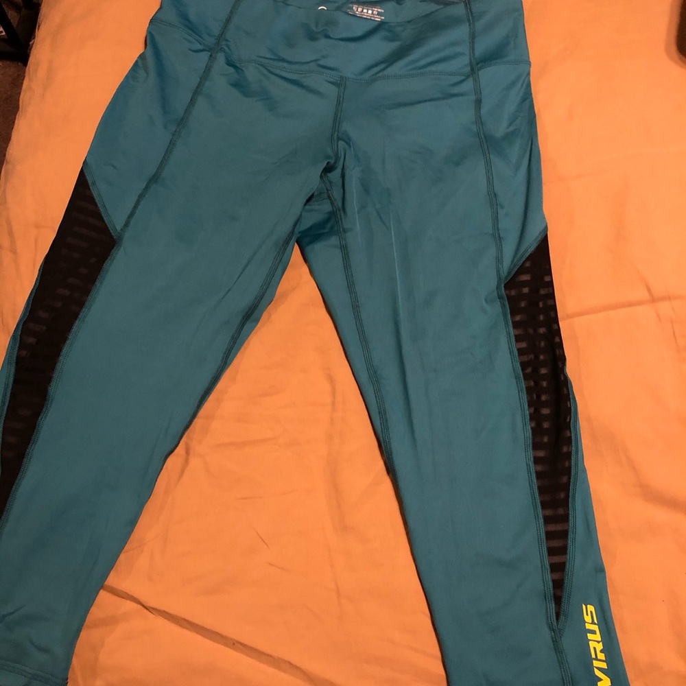 Virus workout Capris- medium